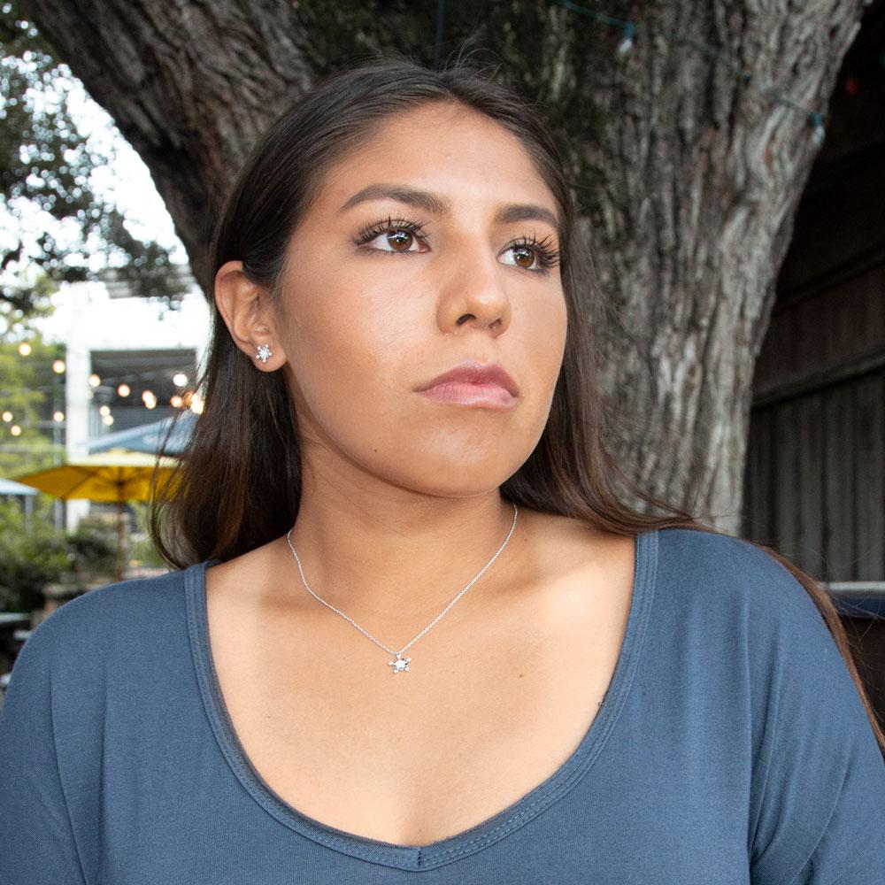 Collar con circonitas y copos de nieve diminutos chapados en rodio