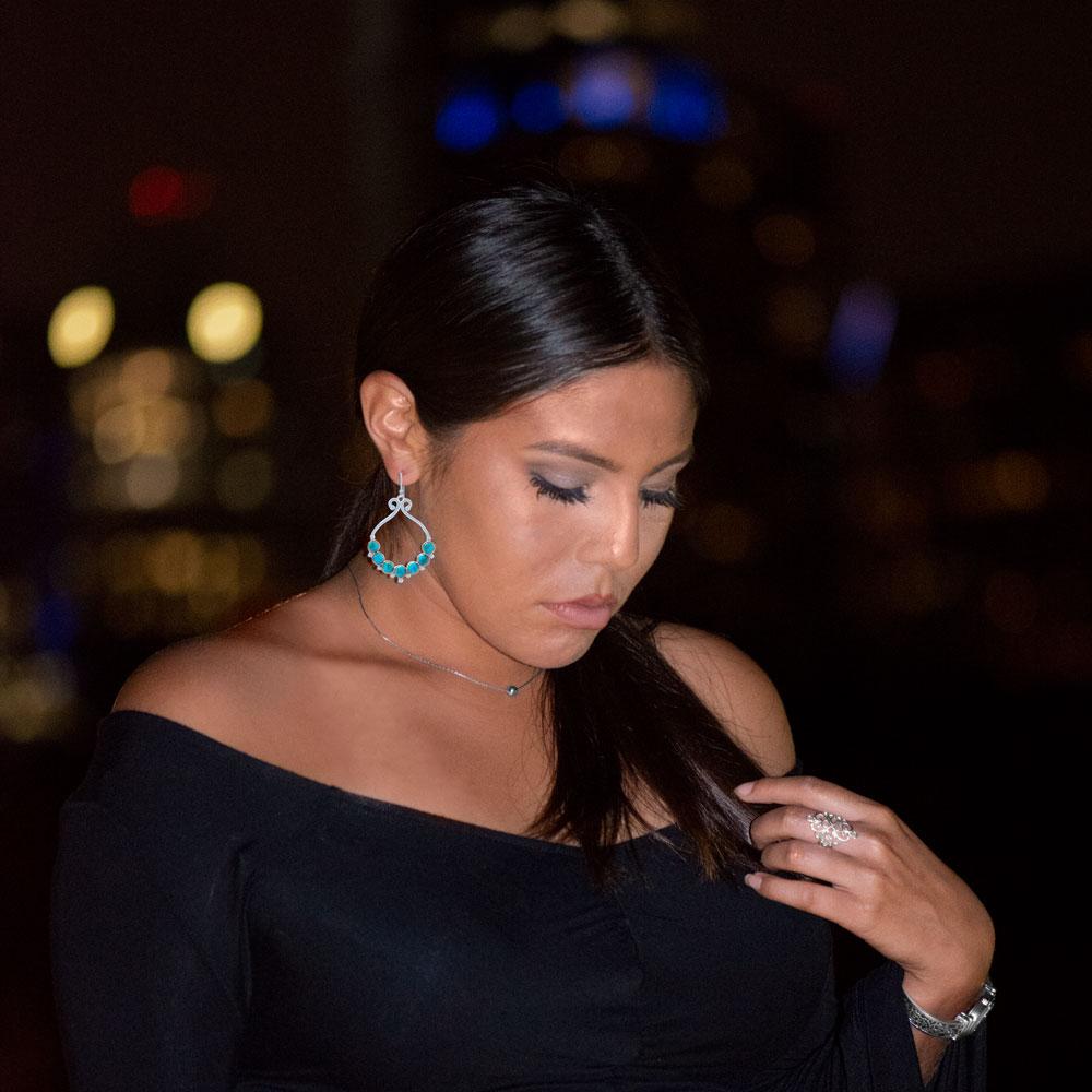 Pendientes de alambre francés con diseño de cuentas y contorno de turquesa reconstituida pulida