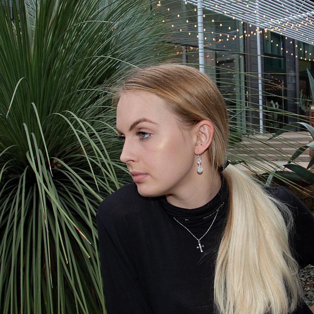 Pendientes de alambre francés de piedra lunar arco iris de disco martillado pulido