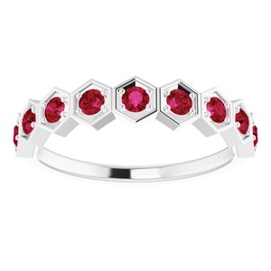Anillo apilable de rubí creado en Platinum Chatham®
