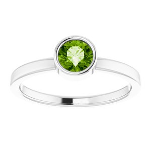 Anillo redondo de 5 mm de plata de ley rodiada con imitación de peridoto
