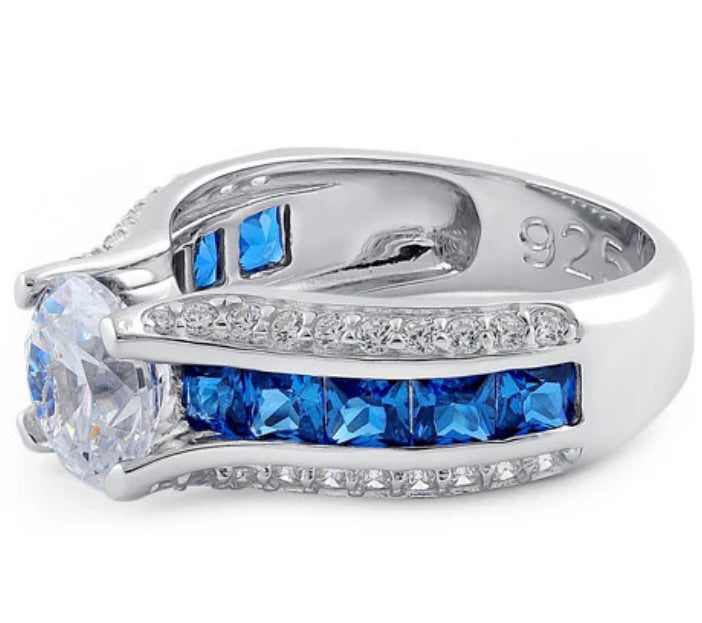Anillo de plata de ley con circonita cúbica transparente y azul de talla princesa y redonda