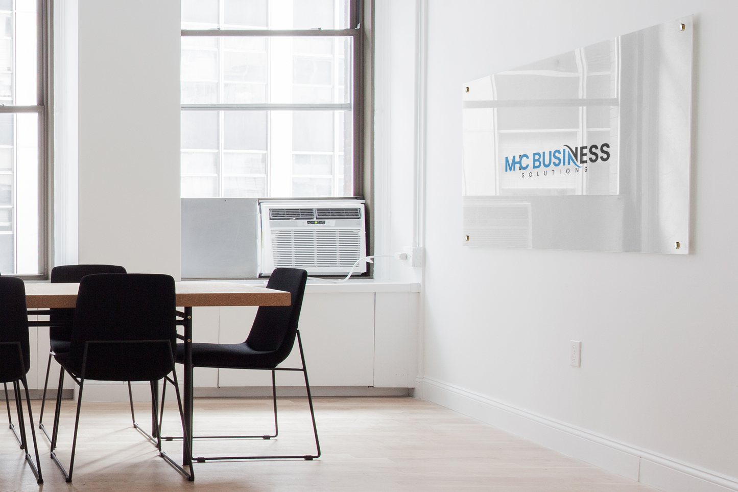 Maqueta de logotipo en letrero de vidrio de oficina