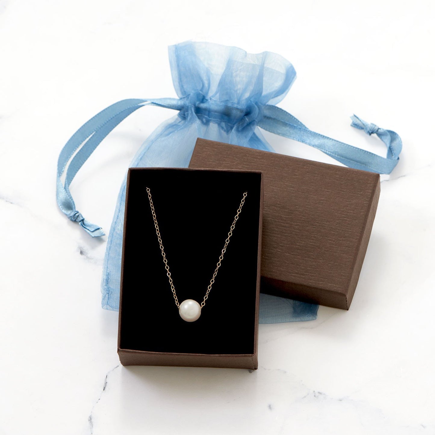 Collar de oro de 14 quilates con perla flotante cultivada de agua dulce