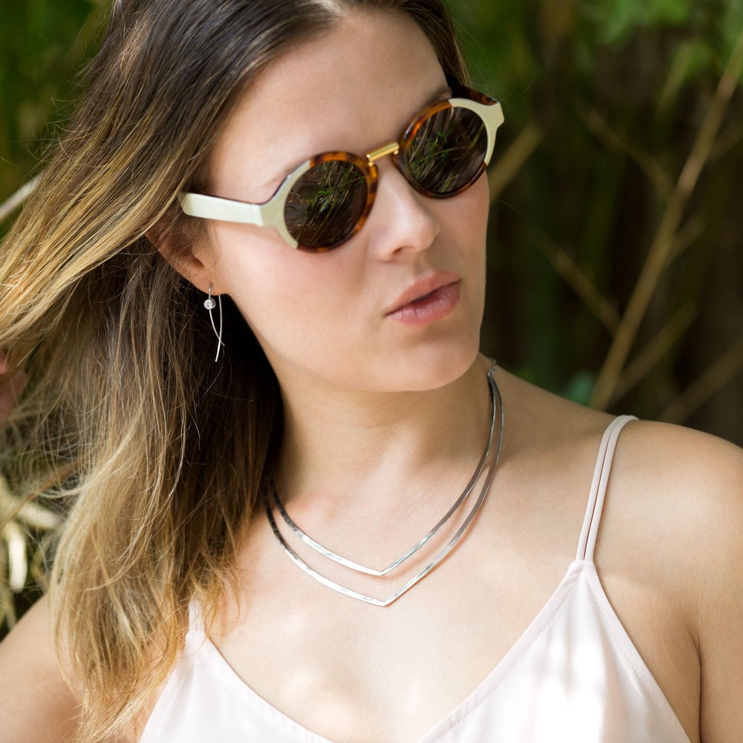 Pendientes de alambre fino chapado en rodio con circonita cúbica