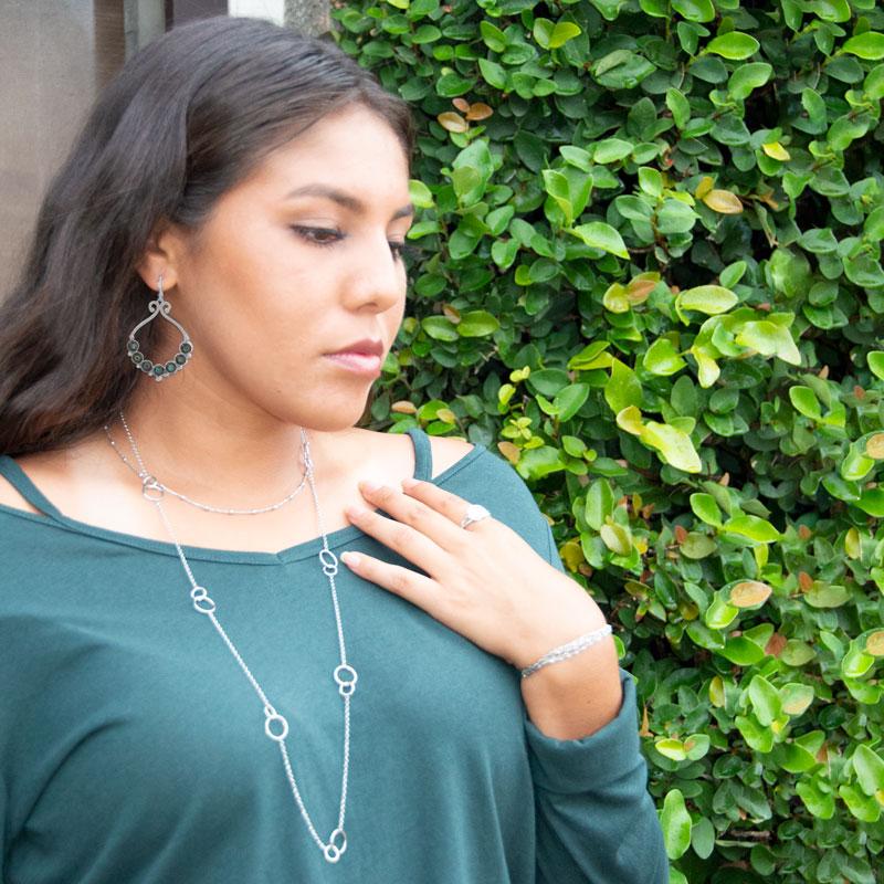 Pendientes de alambre francés con diseño de cuentas y contorno de concha de Paua pulidos