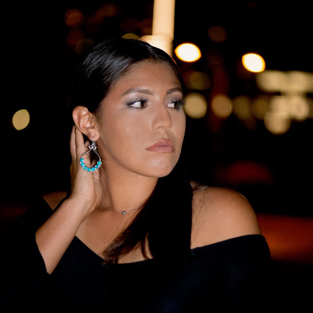 Pendientes de alambre francés con diseño de cuentas y contorno de turquesa reconstituida pulida