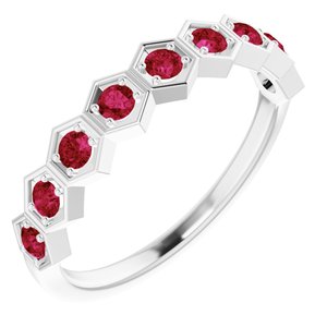 Anillo apilable de rubí creado en Platinum Chatham®