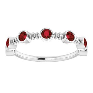 Anillo de platino con granate de Mozambique en engaste de bisel