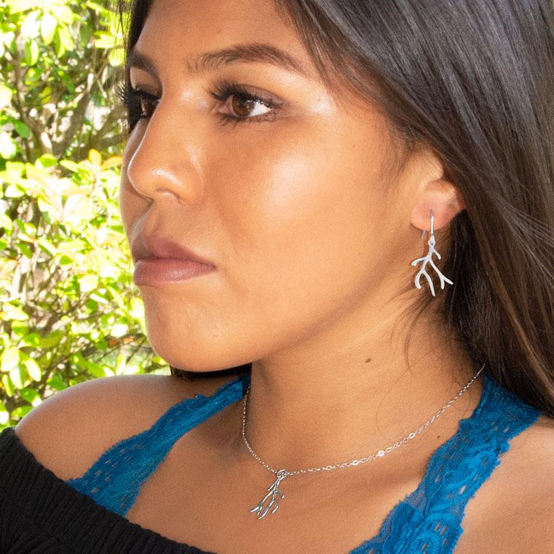 Pendientes de alambre francés con diseño de asta pulida y chapados en rodio