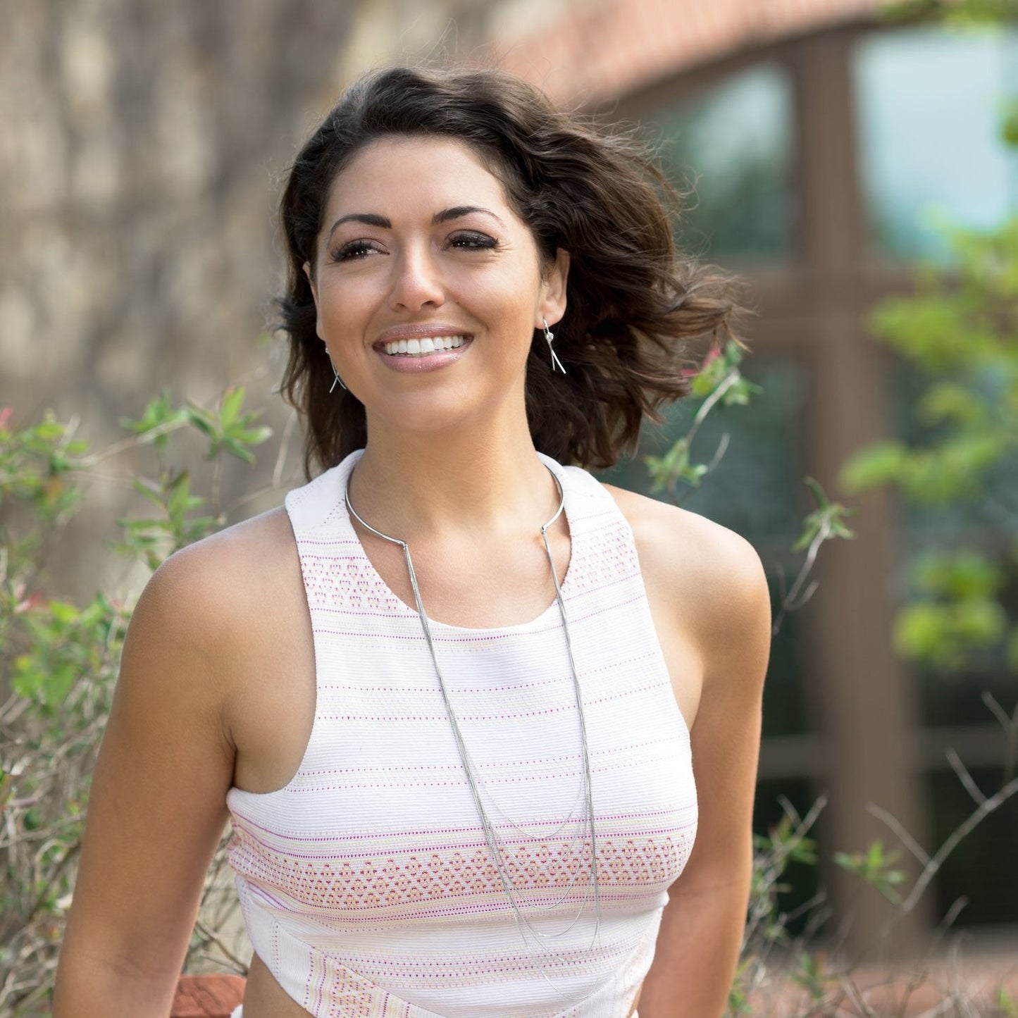 Pendientes de alambre fino chapado en rodio con circonita cúbica