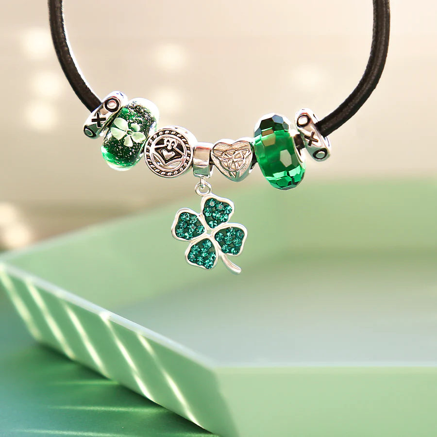 Pulsera de cuero con dije de trébol Claddagh 