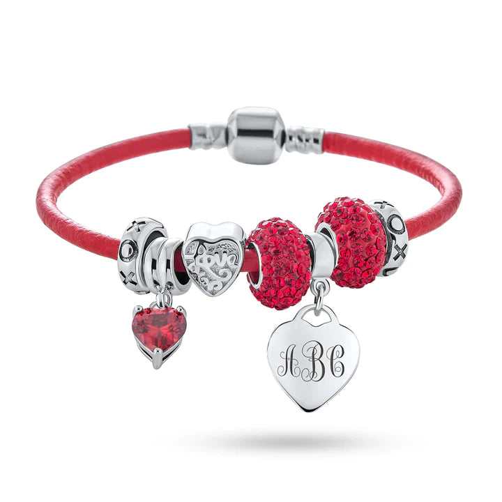 Pulsera de cuero rojo con múltiples dijes y cuentas de corazón 