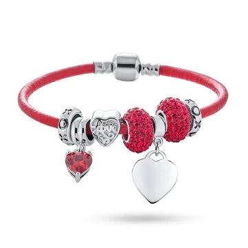 Pulsera de cuero rojo con múltiples dijes y cuentas de corazón 